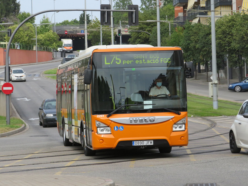 El bus 2251 de Oliveras prestando servicio en la L75 en los últimos días de concesión.